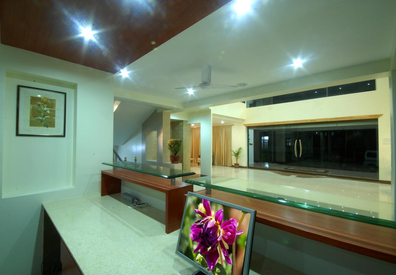Hotel New Holiday Plaza 纳西克 外观 照片