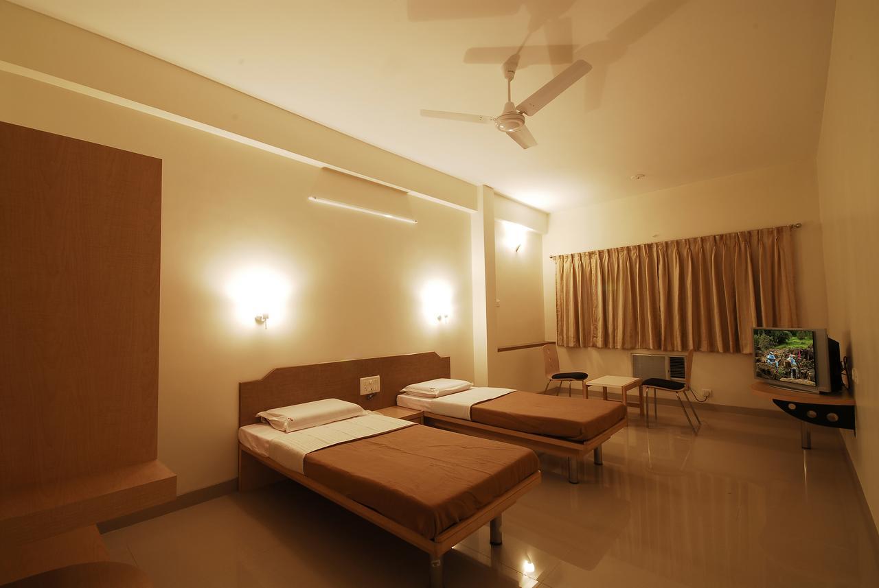 Hotel New Holiday Plaza 纳西克 外观 照片
