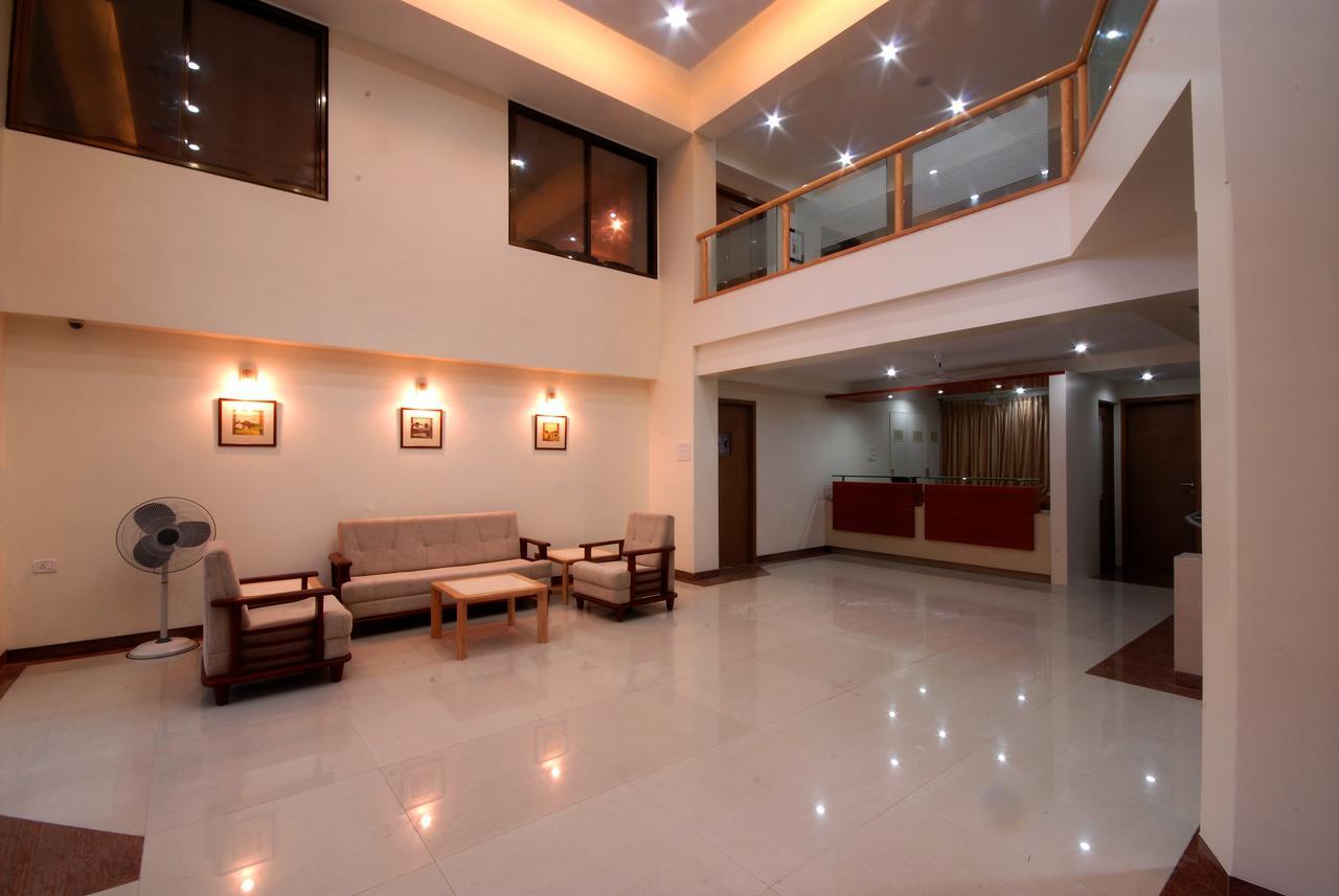 Hotel New Holiday Plaza 纳西克 外观 照片