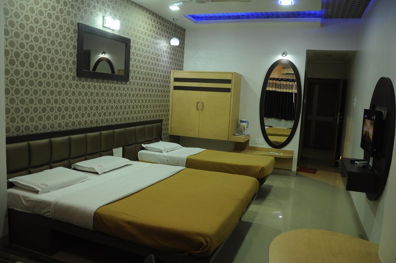 Hotel New Holiday Plaza 纳西克 外观 照片