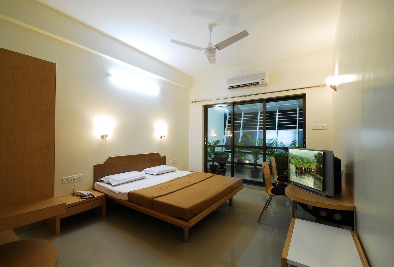 Hotel New Holiday Plaza 纳西克 外观 照片