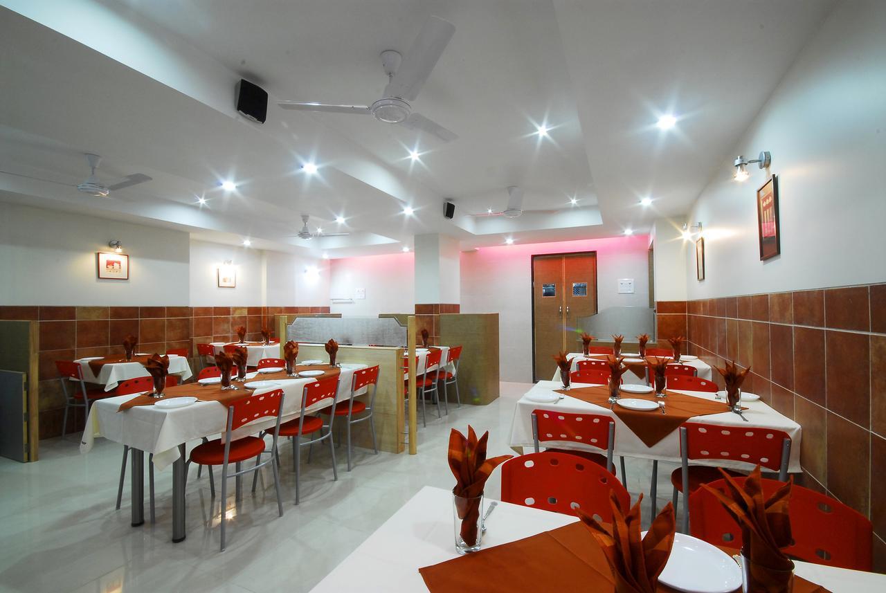 Hotel New Holiday Plaza 纳西克 外观 照片
