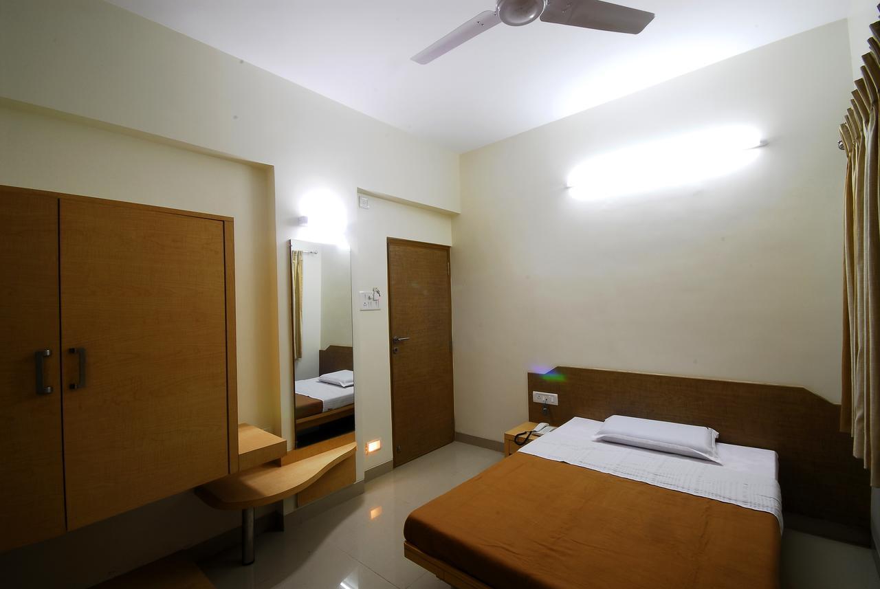 Hotel New Holiday Plaza 纳西克 外观 照片