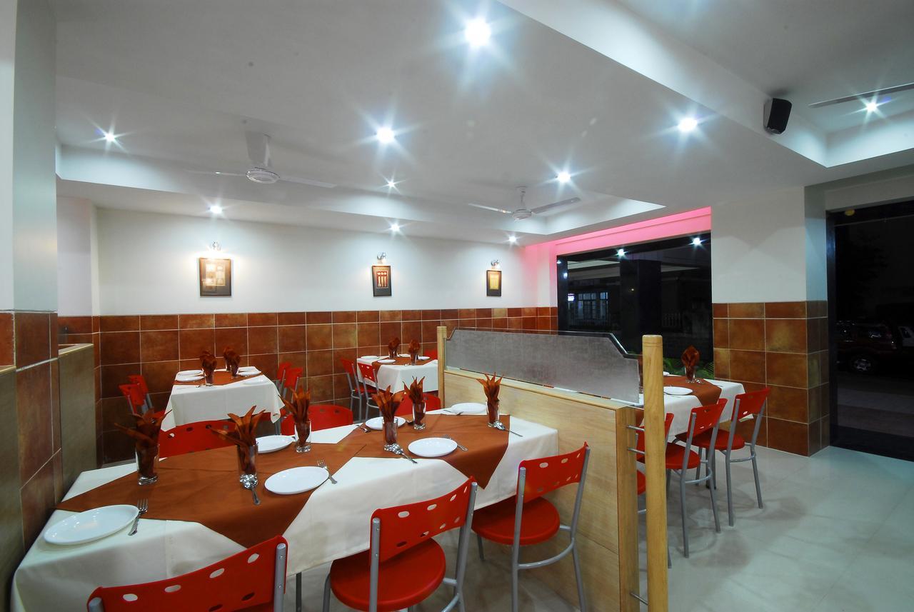 Hotel New Holiday Plaza 纳西克 外观 照片
