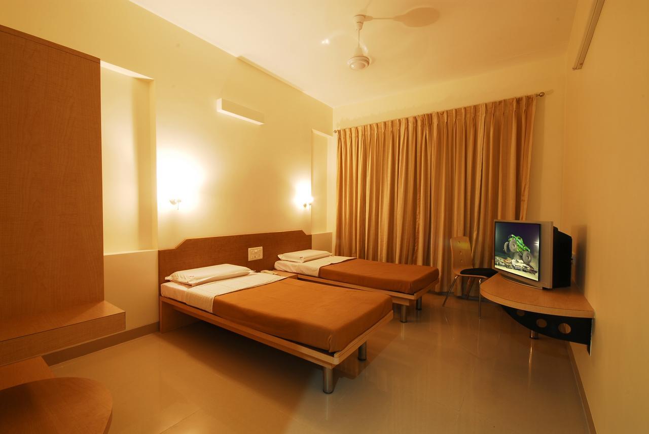 Hotel New Holiday Plaza 纳西克 外观 照片
