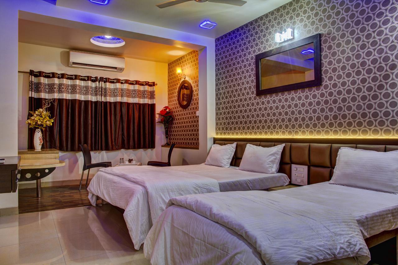 Hotel New Holiday Plaza 纳西克 外观 照片