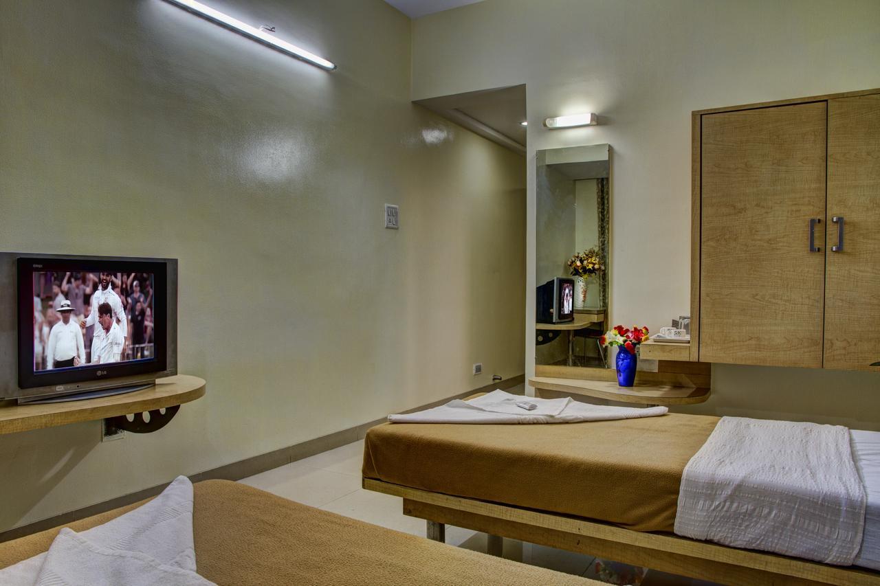 Hotel New Holiday Plaza 纳西克 外观 照片