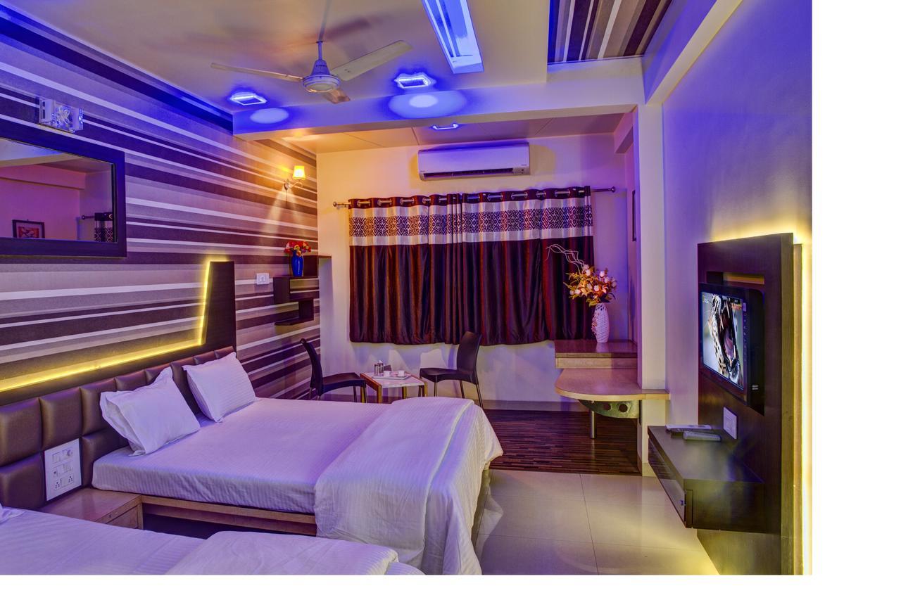 Hotel New Holiday Plaza 纳西克 外观 照片