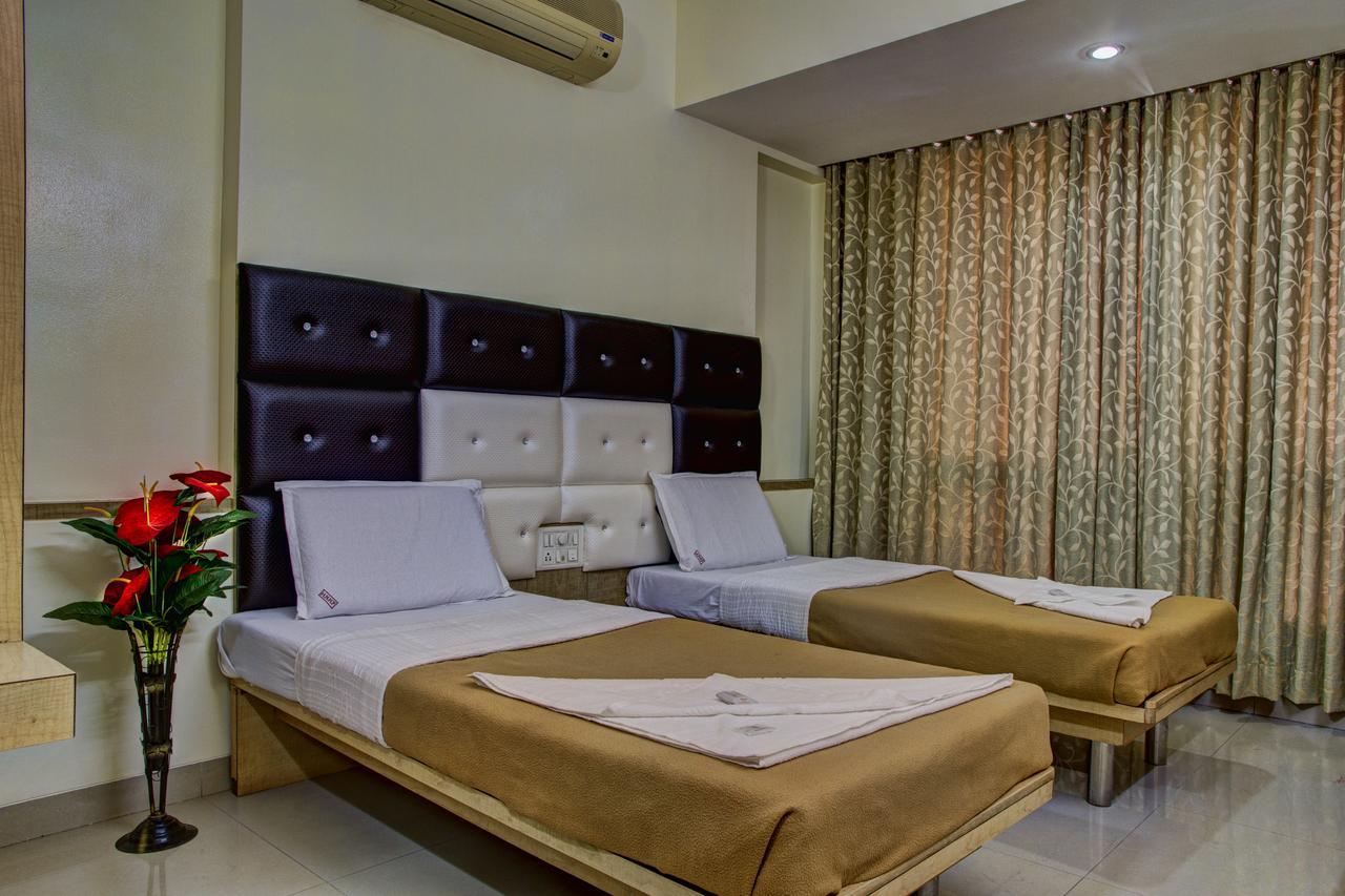Hotel New Holiday Plaza 纳西克 外观 照片