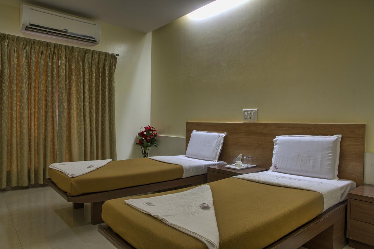 Hotel New Holiday Plaza 纳西克 外观 照片