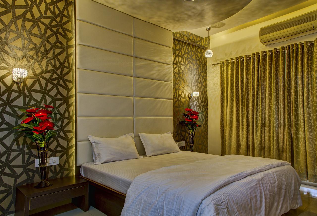 Hotel New Holiday Plaza 纳西克 外观 照片